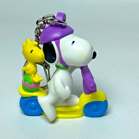 Peanuts Snoopy Woodstock Riding‎ Scooter Easter Vintage Keychain PVC Plastic VTG - Picture 1 of 7